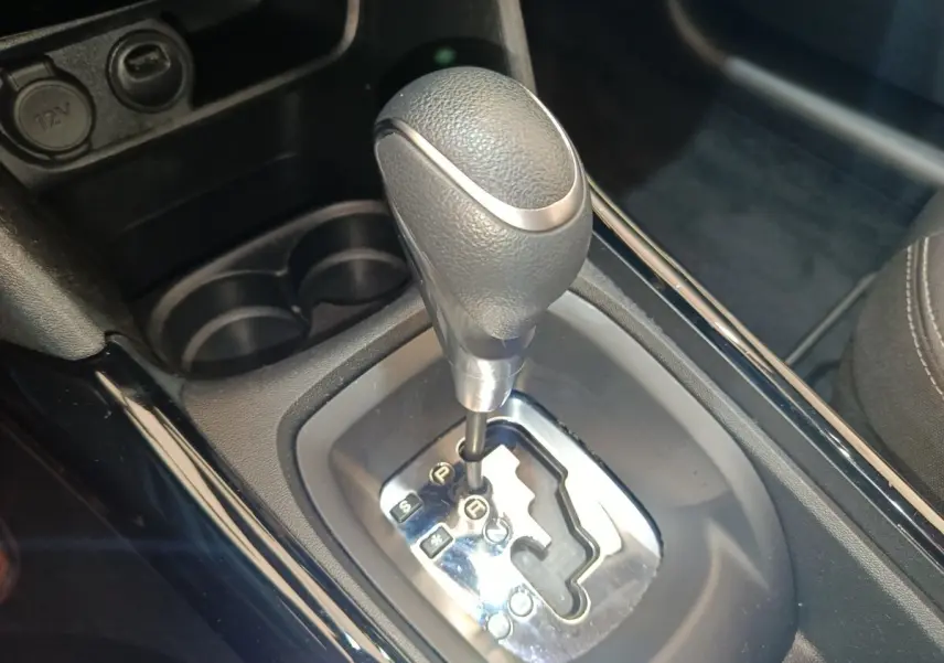 Gros plan sur le levier de vitesses automatique en cuir noir du Peugeot 2008 gris foncé, vue intérieure centrale.