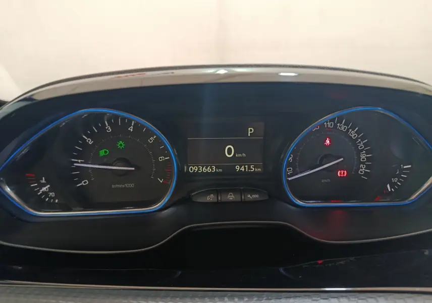 Vue rapprochée du tableau de bord numérique du Peugeot 2008 gris foncé, affichant 93663 km et indicateurs allumés.