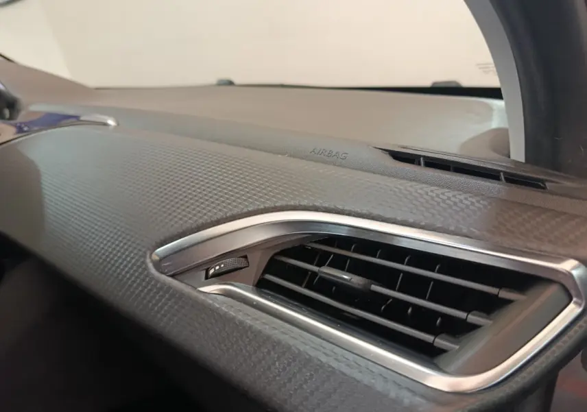 Détail de la grille d’aération côté passager du tableau de bord gris texturé du Peugeot 2008 2019.
