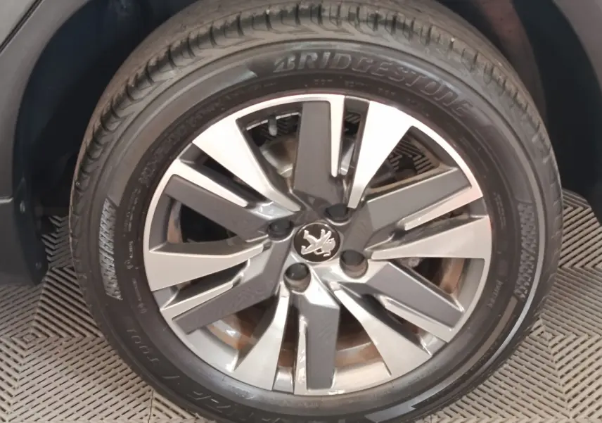Gros plan sur la jante alliage argent et gris foncé d’un Peugeot 2008 Puretech 110 S&S EAT6 Allure.