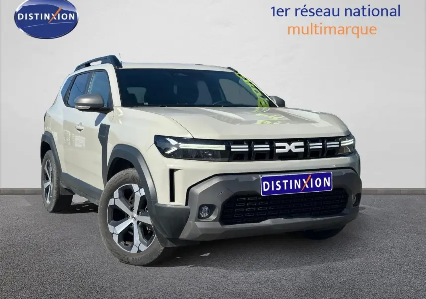Dacia Duster 2025 couleur Sandstone vue 3/4 avant droit avec calandre noire et jantes alu bicolores.