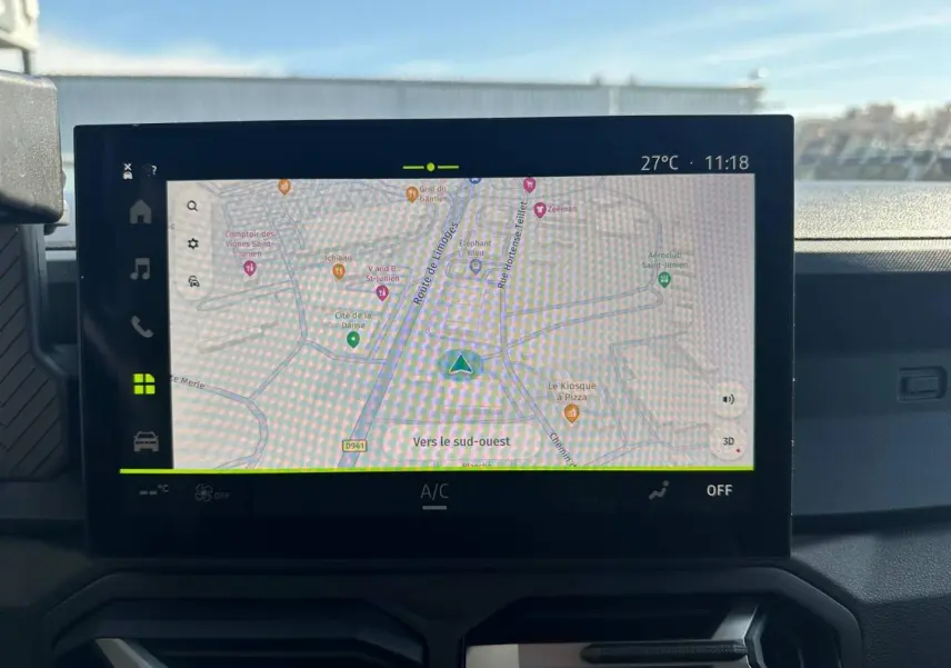Écran tactile central du tableau de bord du Dacia Duster 2025 affichant la navigation GPS en plein jour.