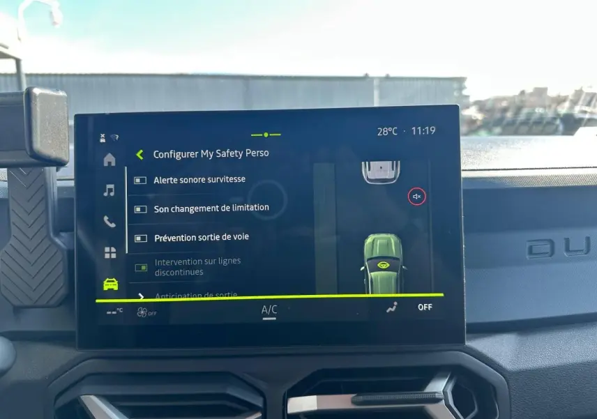 Écran tactile intérieur du Dacia Duster 2025 affichant les réglages d’aide à la conduite, vue frontale du tableau de bord.