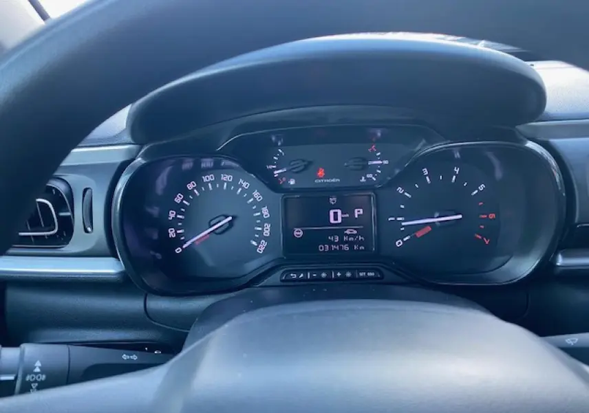 Tableau de bord de Citroën C3 2023 essence, vue frontale centrée sur l'instrumentation digitale et compteurs analogiques.