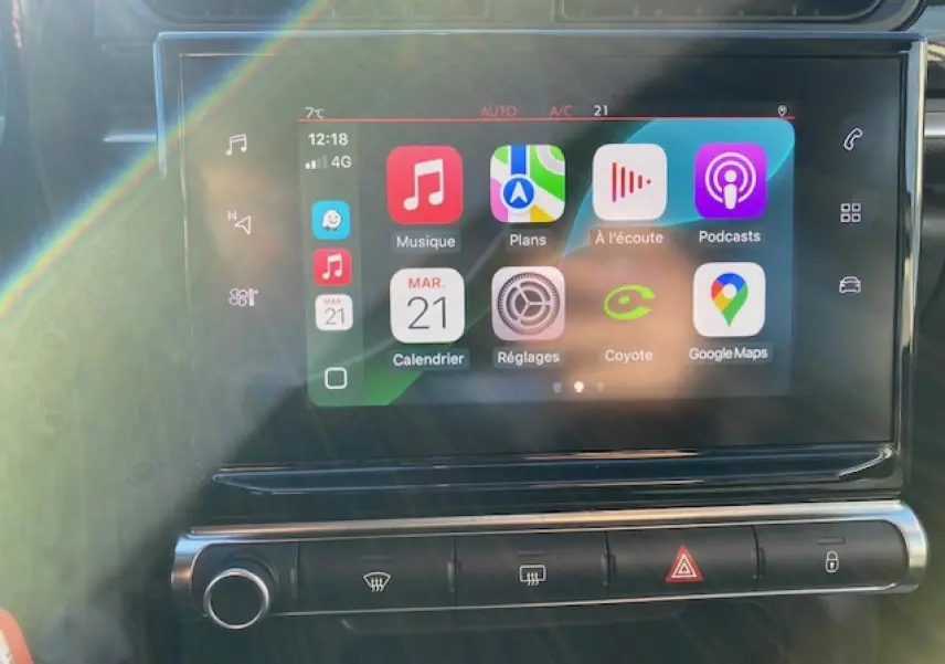 Écran tactile central de la Citroën C3 2023 noir toit rouge, affichant les applications connectées et commandes climatisation.