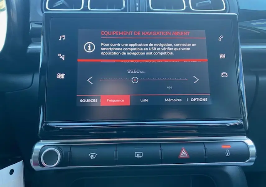 Gros plan sur l'écran central tactile de la Citroën C3 2023 noir toit rouge, affichant un message d'absence de navigation.