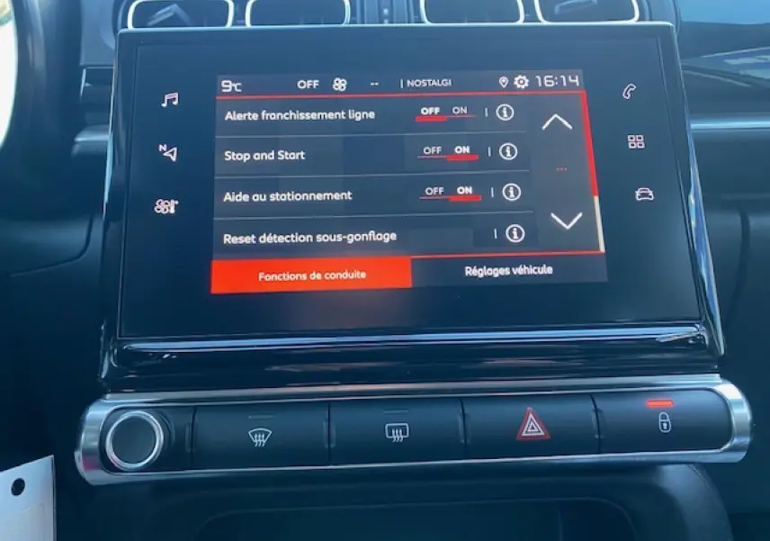 Vue rapprochée de l'écran tactile central du tableau de bord du Citroën C3 2023 avec menu des aides à la conduite.