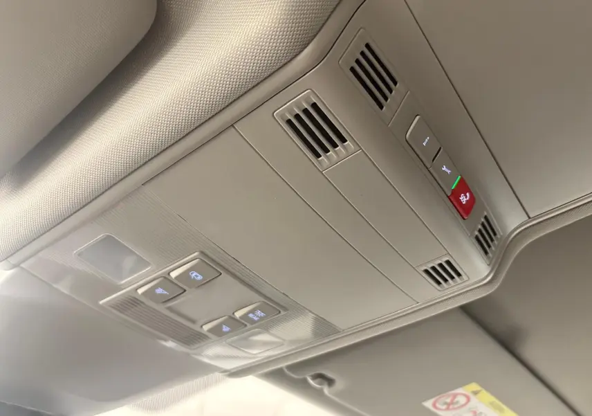 Plafonnier intérieur du Volkswagen Touran 2025 gris dauphin, avec commandes d'éclairage et ventilation intégrées.