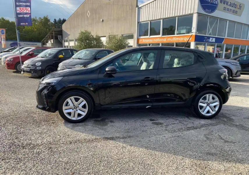 Profil côté gauche d'une Renault Clio 1.5 Blue dCi 100 Evolution noire Etoile avec enjoliveurs 16 pouces sur parking.
