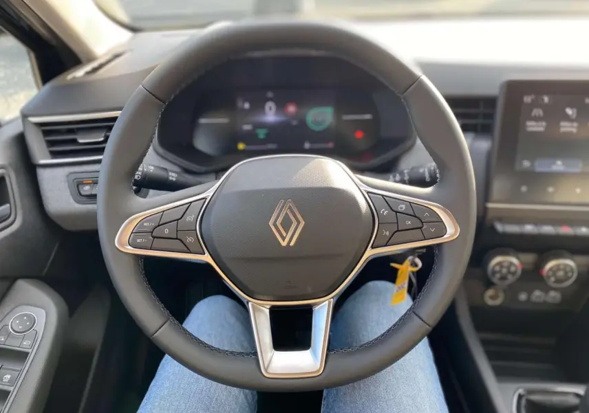 Vue intérieure centrée sur le volant multifonction noir de la Renault Clio 1.5 Blue dCi 2025 avec tableau de bord numérique.