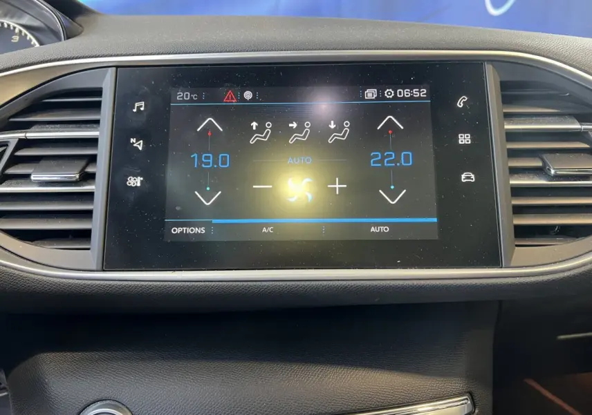 Écran tactile central affichant la climatisation digitale de la Peugeot 308 GT Line 2019, vue de face.