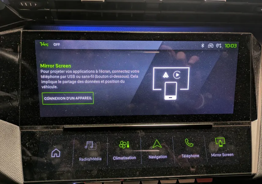 Écran tactile central du tableau de bord de la Peugeot 308 SW Hybrid 145 GT affichant l'option Mirror Screen.