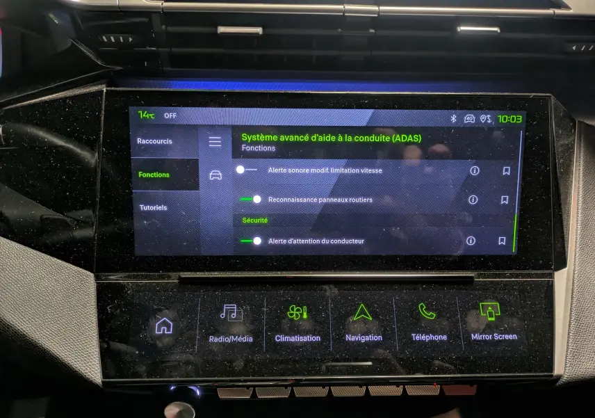 Écran tactile central de la Peugeot 308 SW Hybrid gris, affichant les réglages avancés d’aide à la conduite.