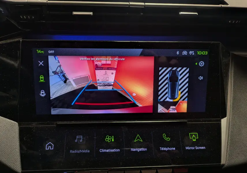 Écran intérieur de la Peugeot 308 SW Hybrid gris montrant la caméra de recul et l’aide au stationnement en vue arrière.