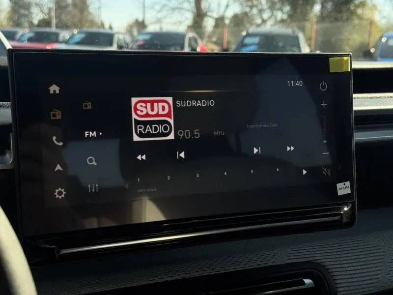 Écran tactile central du tableau de bord du Citroën C3 Aircross 2026 affichant la radio Sud Radio FM 90.5 MHz.