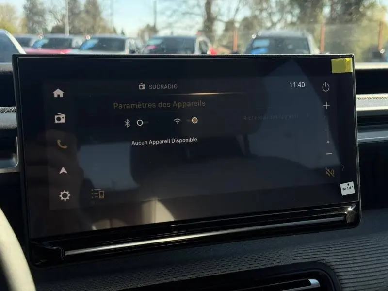 Écran tactile central du tableau de bord du Citroën C3 Aircross 2026, affichant les paramètres Bluetooth et Wi-Fi.