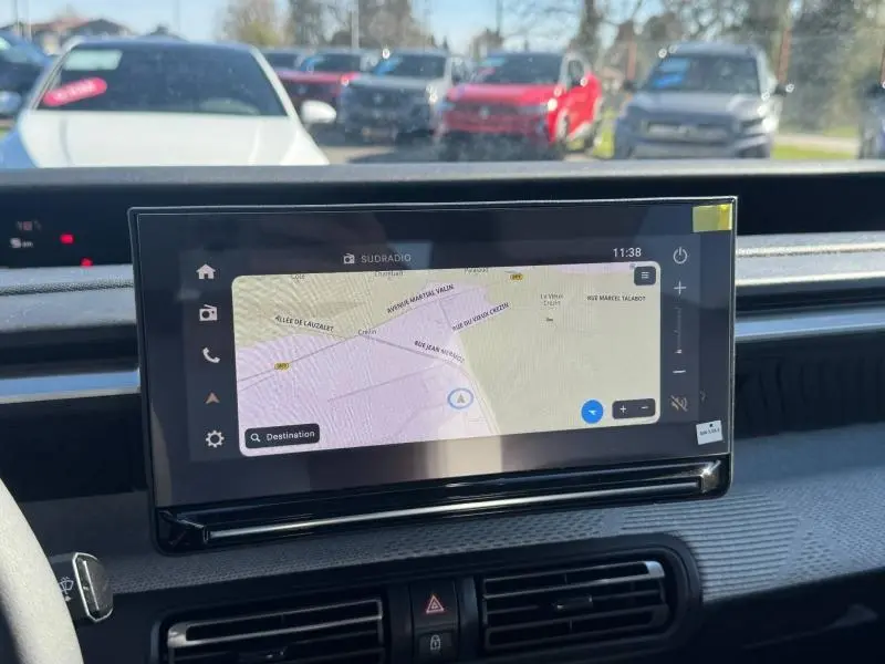 Vue avant du Citroën C3 Aircross 2026 en Vert Montana et Blanc Opale, mettant en valeur sa calandre et ses optiques distinctives.