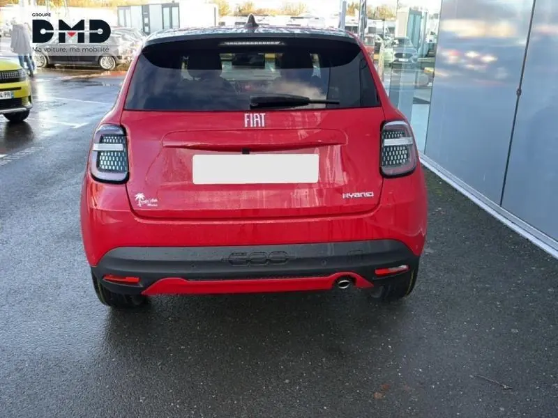 Vue arrière d'une FIAT 600 rouge hybride avec feux LED et logo distinctif sur un parking extérieur.
