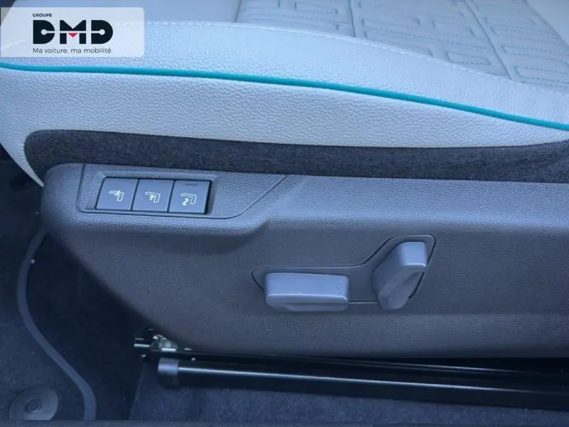 Détail des commandes électriques du siège conducteur bleu clair avec surpiqûres et liseré turquoise du Fiat 600 rouge 2026.