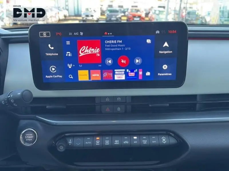 Vue intérieure centrée sur l’écran tactile multifonction et la console centrale du tableau de bord de la FIAT 600 rouge 2026