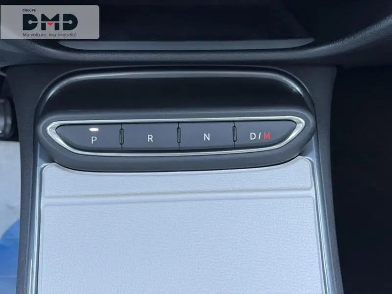Gros plan sur la console centrale de la FIAT 600 rouge, montrant la commande de boîte automatique avec sélecteur électronique.