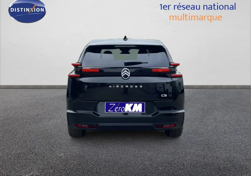 Vue arrière du Citroën C5 Aircross noir perle métal, soulignant ses feux horizontaux et son logo central lumineux.
