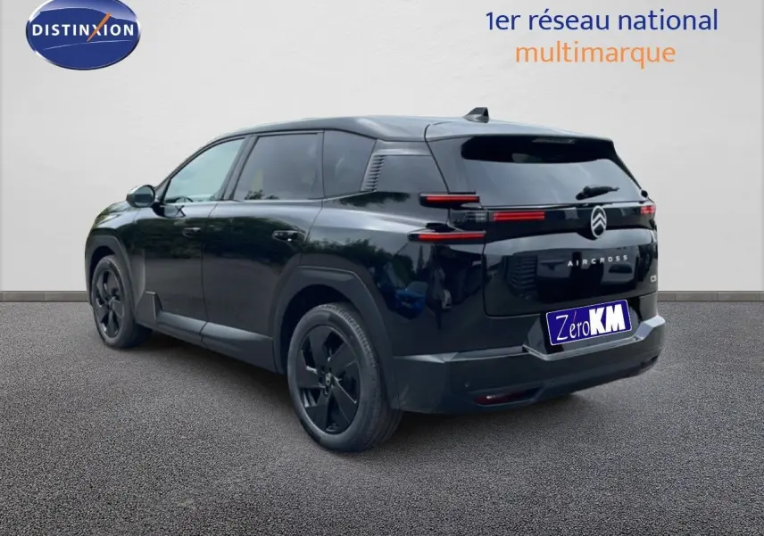 Vue 3/4 arrière droite du Citroën C5 Aircross noir perle métal avec feux arrière horizontaux et jantes noires.