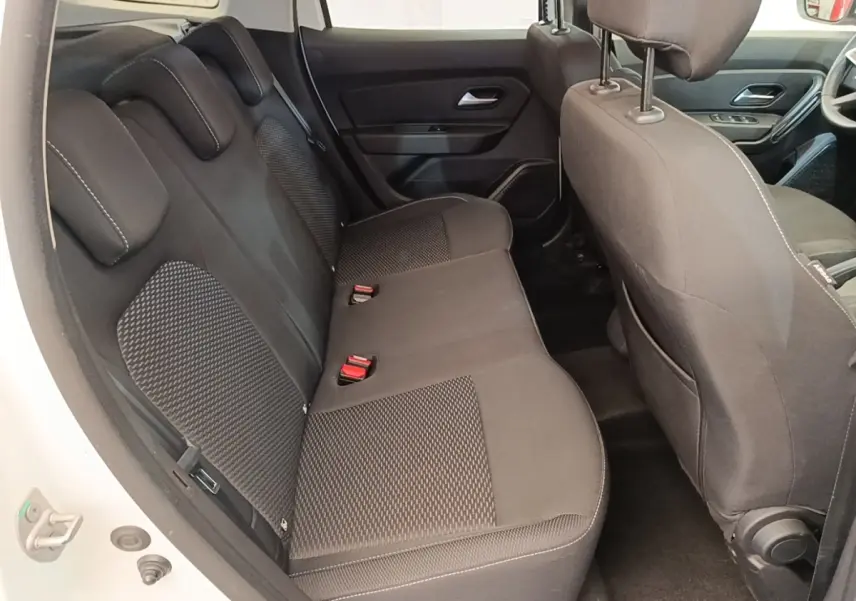 Vue intérieure côté gauche montrant la banquette arrière noire du Dacia Duster blanc 2021.