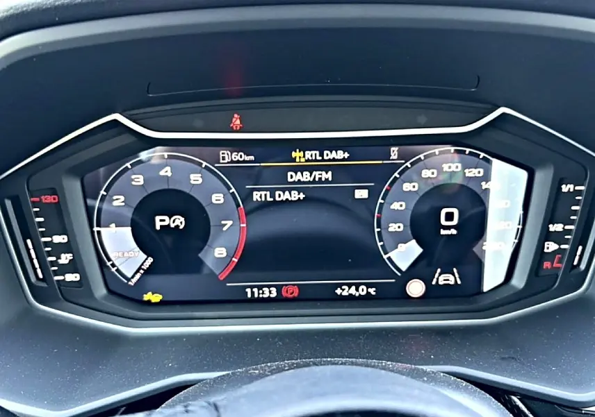 Tableau de bord numérique de l'Audi A1 Sportback 2026 affichant la vitesse, le compte-tours et la radio en vue frontale.