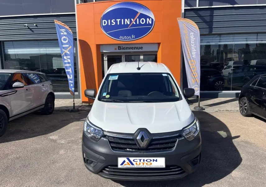 Vue de face du Renault Express Van blanc Glacier 2022, avec calandre noire et logo Renault bien visible.