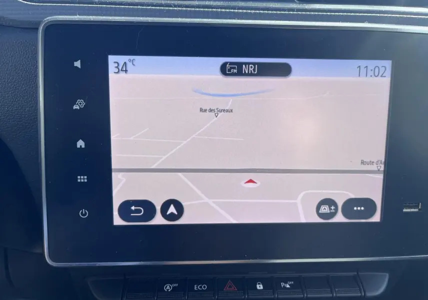 Écran tactile central du Renault Express Van 2022 affichant la navigation et la radio NRJ à 11h02.