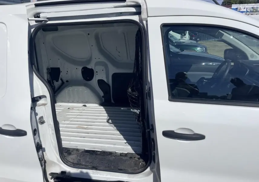 Vue latérale gauche d’un Renault Express Van blanc Glacier avec porte coulissante ouverte montrant l’espace de chargement vide.