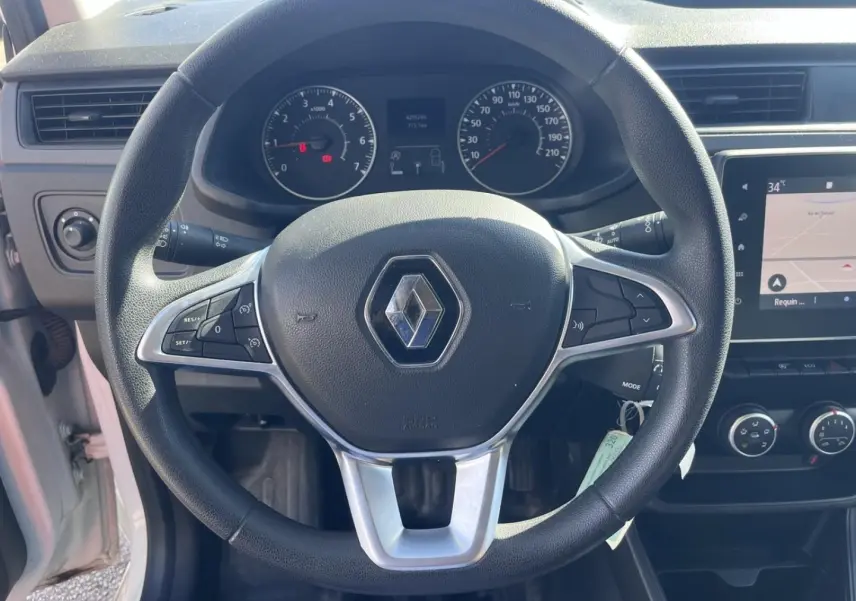 Vue intérieure centrée sur le volant noir du Renault Express Van 2022 avec tableau de bord et écran tactile visible.