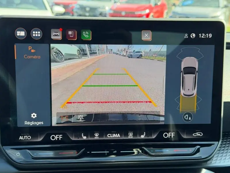 Écran central montrant la caméra de recul du CUPRA Formentor noir Minuit, vue arrière avec lignes d’aide au stationnement.