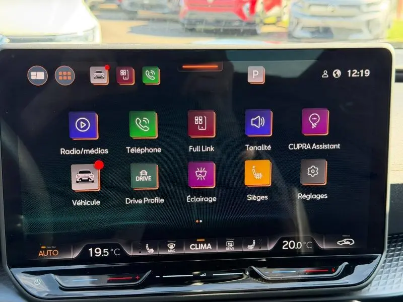 Écran tactile central affichant le menu principal du système multimédia du CUPRA Formentor 1.5 eTSI Hybrid 2025.