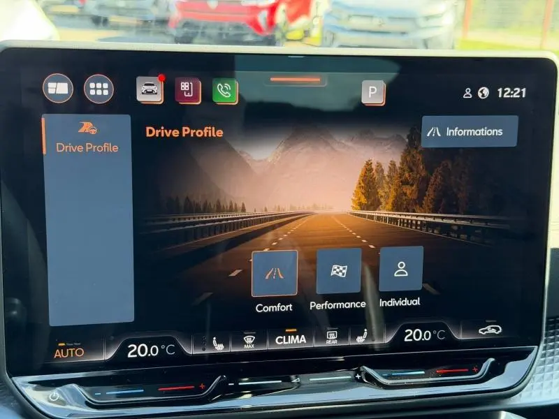 Écran tactile central du CUPRA Formentor 2025 affichant les modes de conduite, intérieur moderne avec interface numérique.