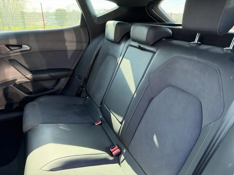 Vue intérieure des sièges arrière côté droit du CUPRA Formentor 1.5 eTSI Hybrid 2025 en tissu noir avec surpiqûres contrastantes.