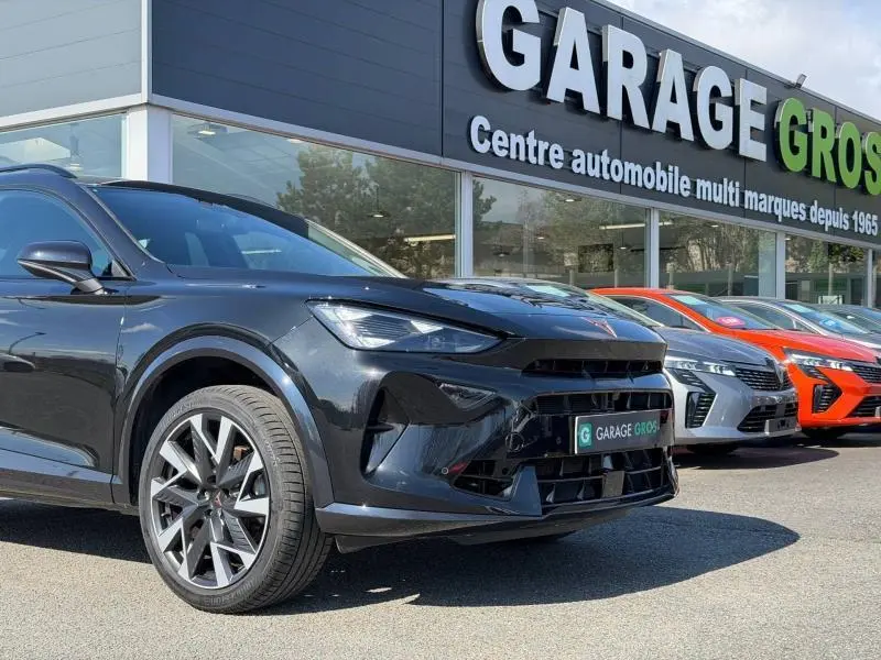 Vue 3/4 avant droite d'un CUPRA Formentor 1.5 eTSI Hybrid noir Minuit métallisé, avec jantes alliage et calandre sportive.