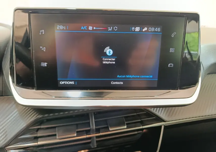 Écran tactile central de la Peugeot 208 1.5 BlueHDi 100 S&S Premium affichant la connexion Bluetooth, vue intérieure rapprochée.