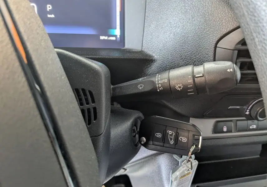 Gros plan sur le contacteur et la commande d’essuie-glace du tableau de bord intérieur du Fiat Scudo Fourgon blanc.