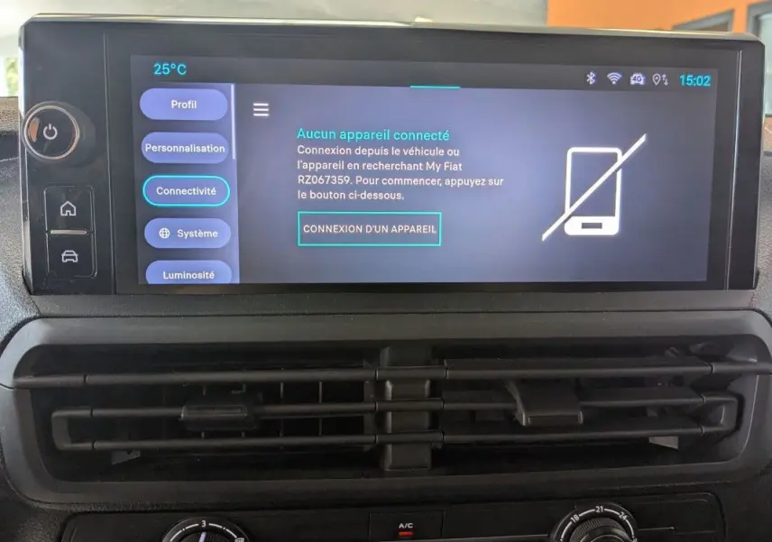 Écran tactile couleur HD 10 pouces du tableau de bord du Fiat Scudo Fourgon XL 180, affichant le menu connectivité.