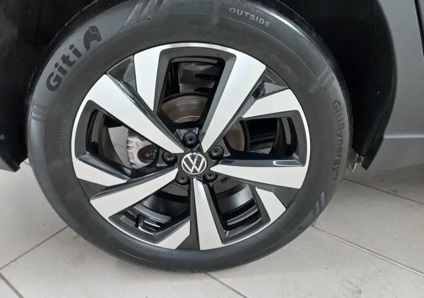 Gros plan sur la jante alliage 17 pouces bicolore du Volkswagen Taigo gris cendré, avec logo VW au centre.