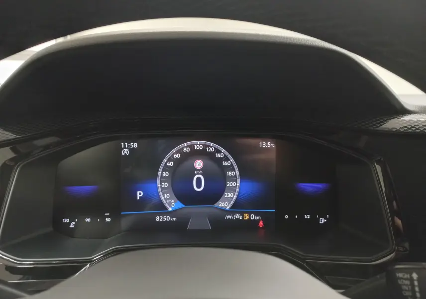 Tableau de bord numérique du Volkswagen Taigo 2025 affichant la vitesse à 0 km/h et 8250 km au compteur.