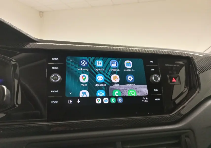 Écran tactile central du tableau de bord du Volkswagen Taigo 2025 avec interface multimédia et commandes autour.