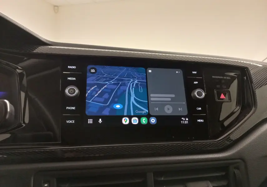 Écran tactile central du tableau de bord du Volkswagen Taigo 2025 avec navigation et commandes multimédia.