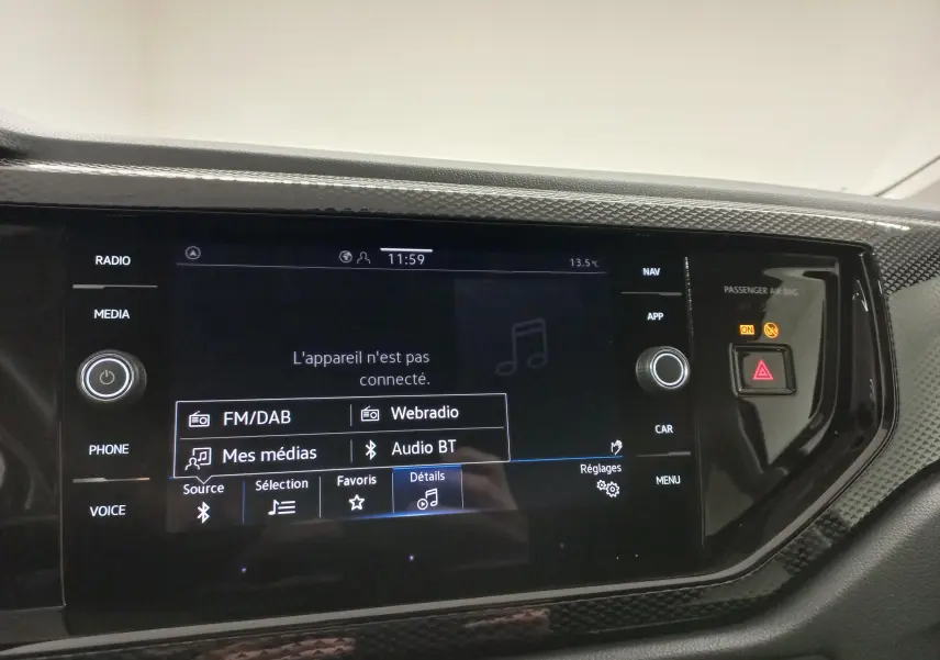 Tableau de bord du Volkswagen Taigo 1.0 TSI 116 DSG7 VW Edition 2025 avec écran tactile multimédia et finition noire texturée.