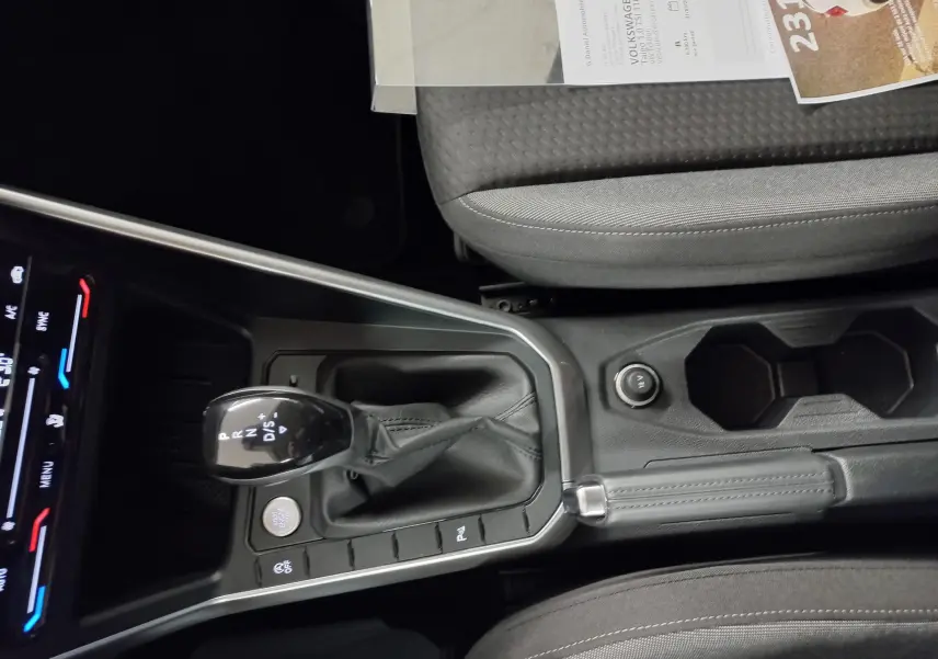 Vue rapprochée de la console centrale du Volkswagen Taigo 2025, montrant le levier de vitesse automatique et les commandes environnantes.