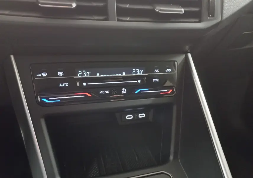 Panneau de commande de la climatisation bi-zone tactile du Volkswagen Taigo 2025, affichage digital avec réglages température à 23°C.