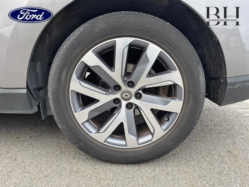 Gros plan sur la roue avant droite gris cassiopée du Renault Espace 1.6 TCe 200ch avec jante alu distinctive.