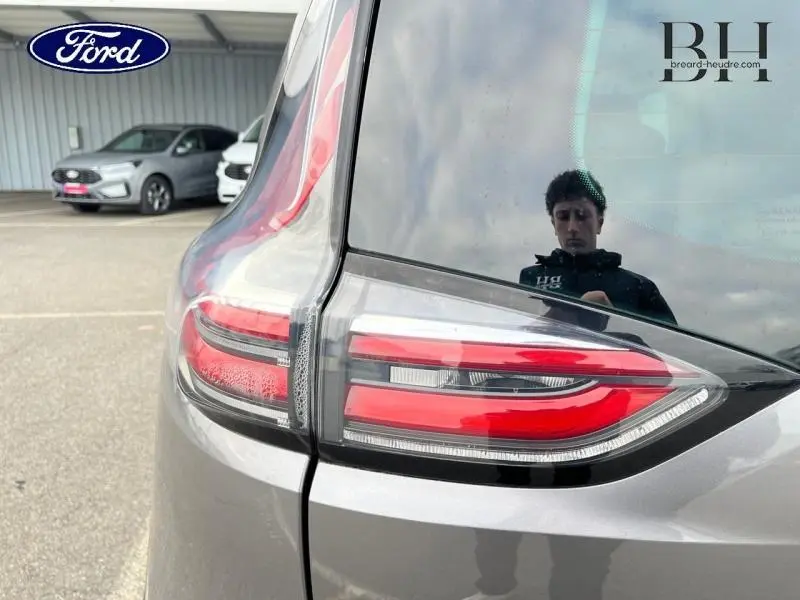 Gros plan sur le feu arrière droit gris Cassiopée du Renault Espace 1.6 TCe 200ch energy Intens EDC 2017.